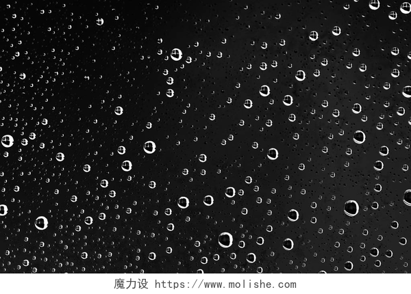 黑色背景下的水珠黑色湿背景, 窗玻璃上的雨滴, 秋季天气的概念